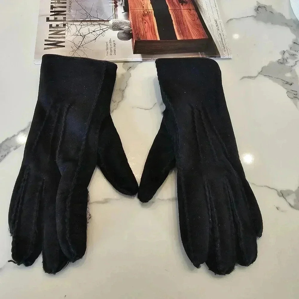 Leather winter vintage black gloves